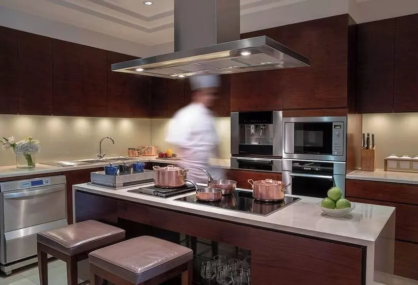 هتل The Ritz-Carlton, Dubai