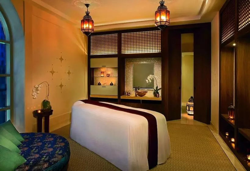 هتل The Ritz-Carlton, Dubai