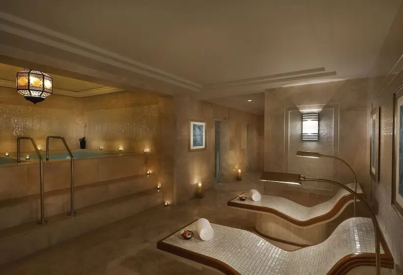 هتل The Ritz-Carlton, Dubai
