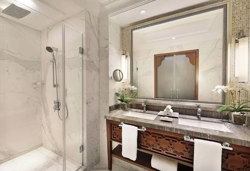 هتل The Ritz-Carlton, Dubai