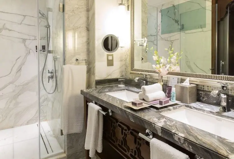 هتل The Ritz-Carlton, Dubai