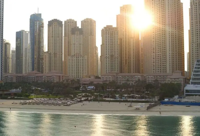 هتل The Ritz-Carlton, Dubai