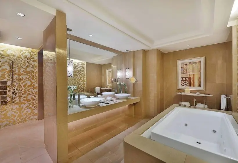 هتل The Ritz-Carlton, Dubai