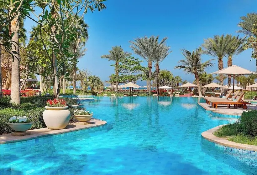 هتل The Ritz-Carlton, Dubai