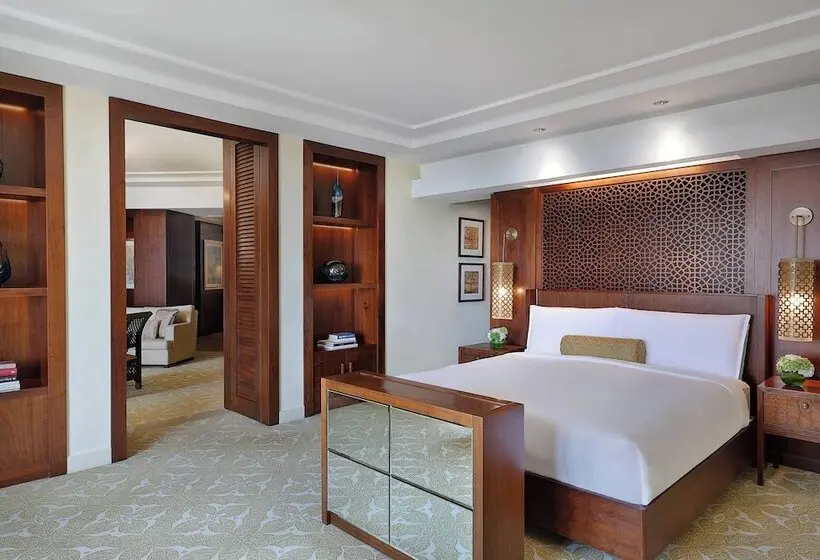 هتل The Ritz-Carlton, Dubai