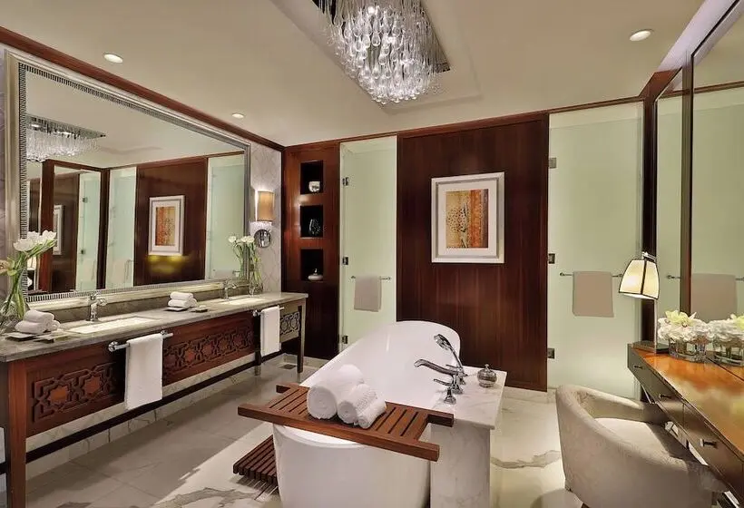 هتل The Ritz-Carlton, Dubai