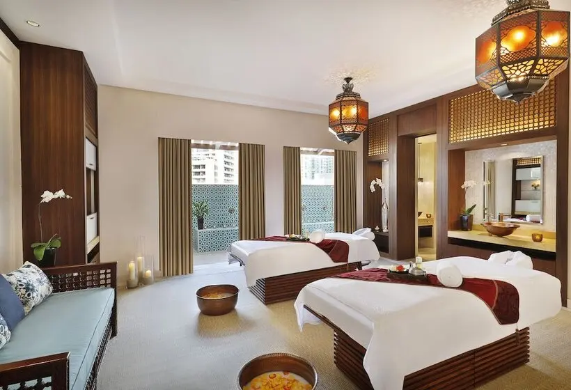هتل The Ritz-Carlton, Dubai