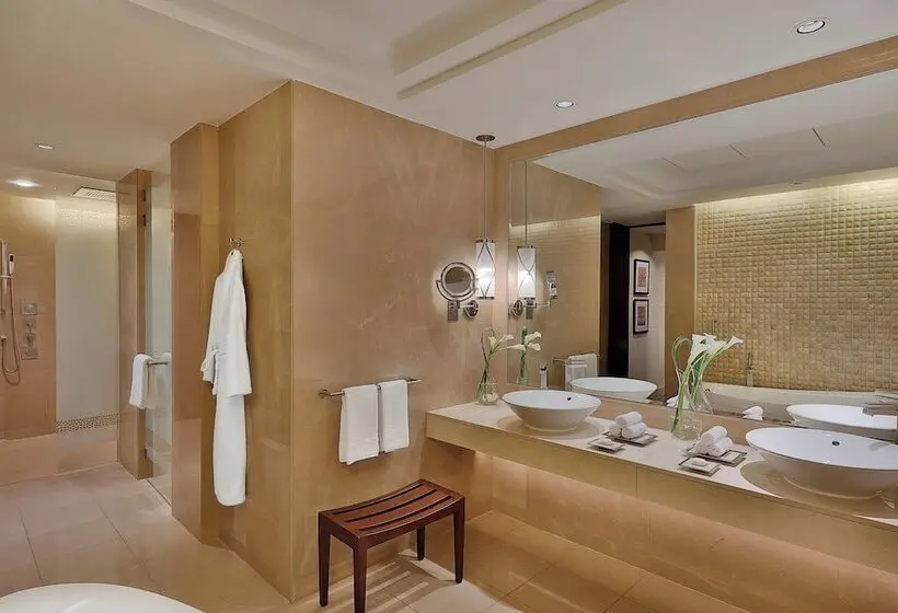 هتل The Ritz-Carlton, Dubai