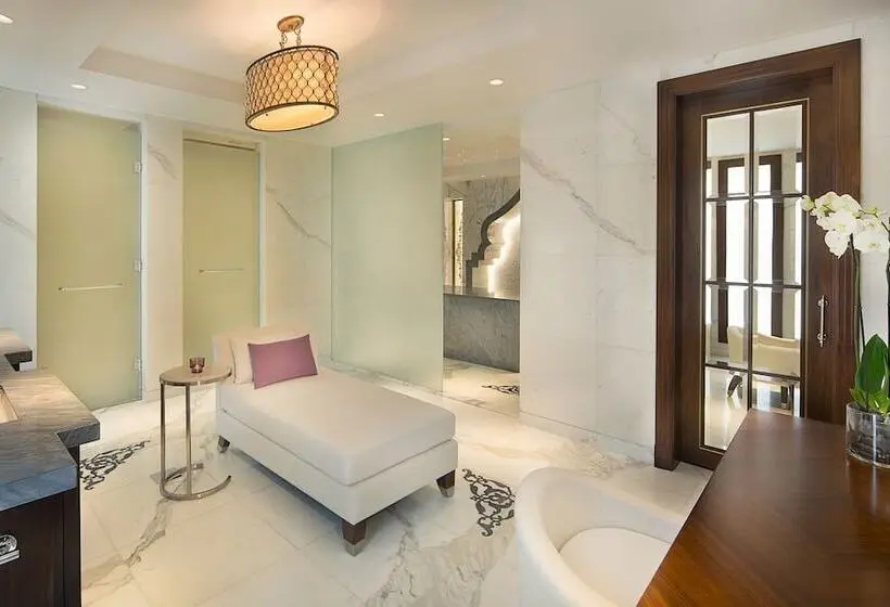 هتل The Ritz-Carlton, Dubai