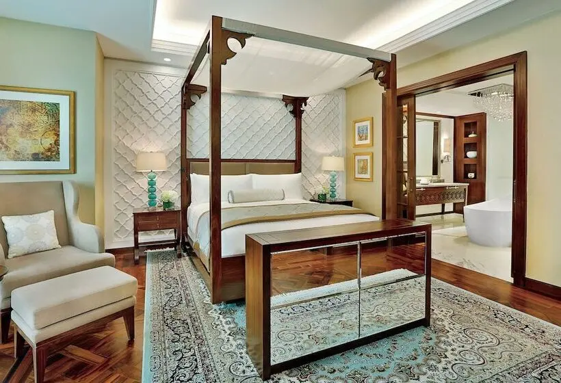 هتل The Ritz-Carlton, Dubai