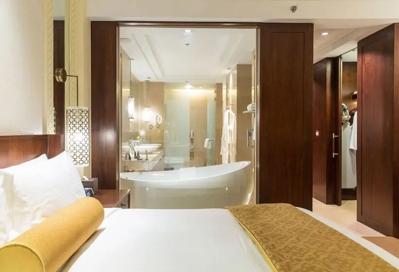 هتل The Ritz-Carlton, Dubai