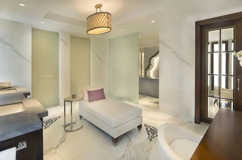 هتل The Ritz-Carlton, Dubai