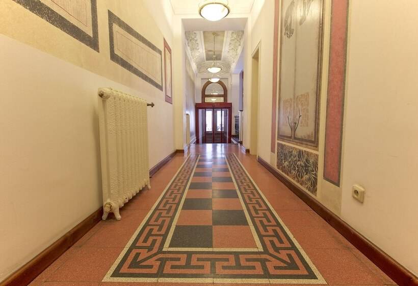 هتل Tivoli Prague