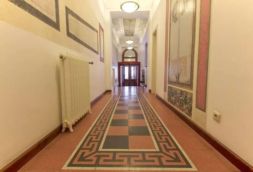 هتل Tivoli Prague