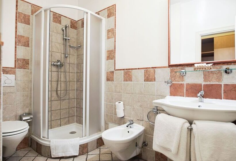 هتل Tivoli Prague