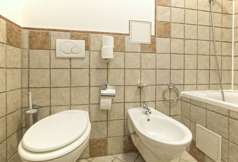 هتل Tivoli Prague