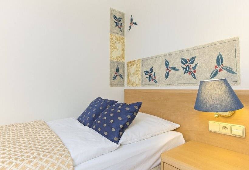 هتل Tivoli Prague