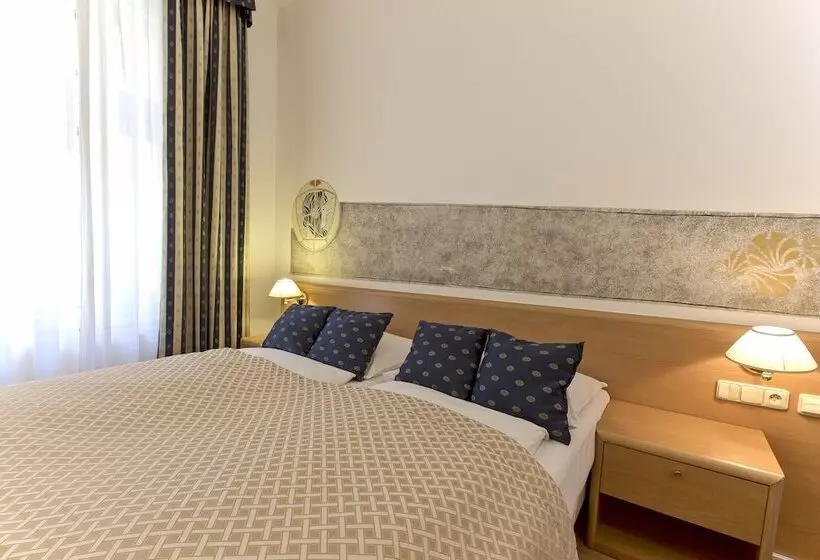 هتل Tivoli Prague