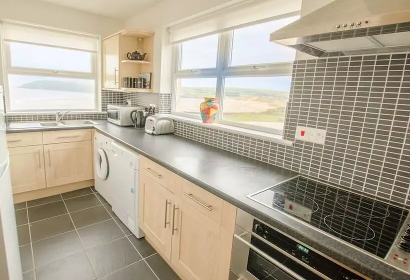Beach Breeze Croyde 2 Bed, Sleeps 4 5, Sea Beach Views
