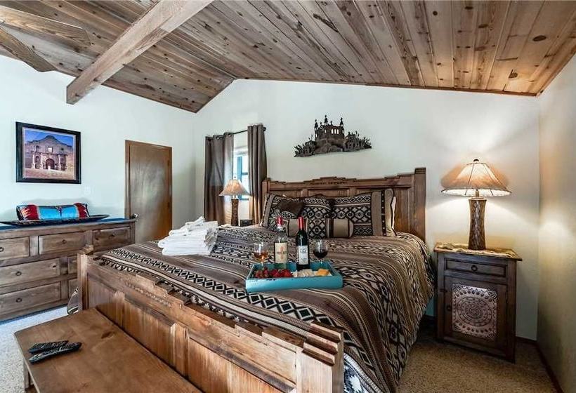 Casa Del Rey Three Bedroom Cabin With Hot Tub