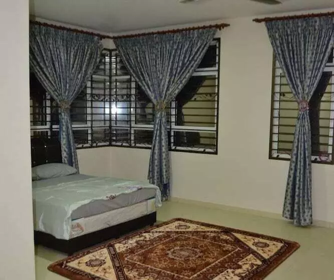 ペンション Sitiyam Homestay Kota Warisan