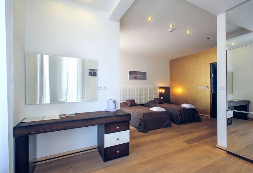 پانسیون Sky View Luxury Apartments