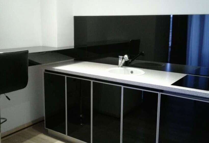 پانسیون Sky View Luxury Apartments