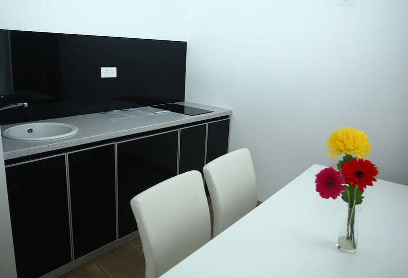 پانسیون Sky View Luxury Apartments