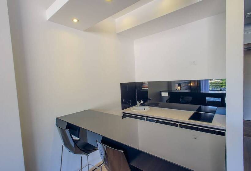 پانسیون Sky View Luxury Apartments