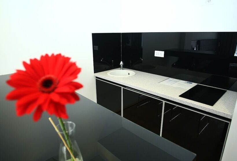 پانسیون Sky View Luxury Apartments