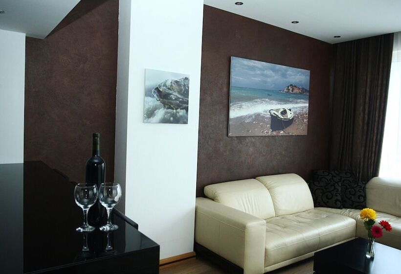 پانسیون Sky View Luxury Apartments