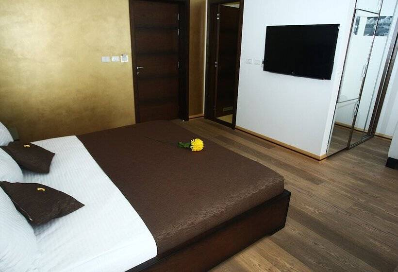 پانسیون Sky View Luxury Apartments