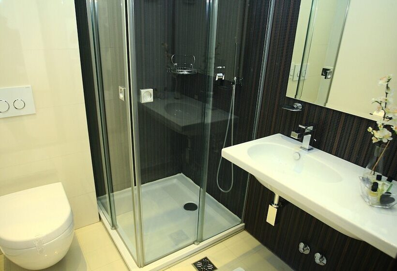 پانسیون Sky View Luxury Apartments