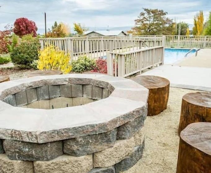 Rellik House. Winery And Alpaca Farm