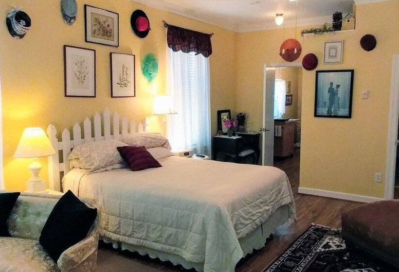 White_fence_english_ivy_cottage