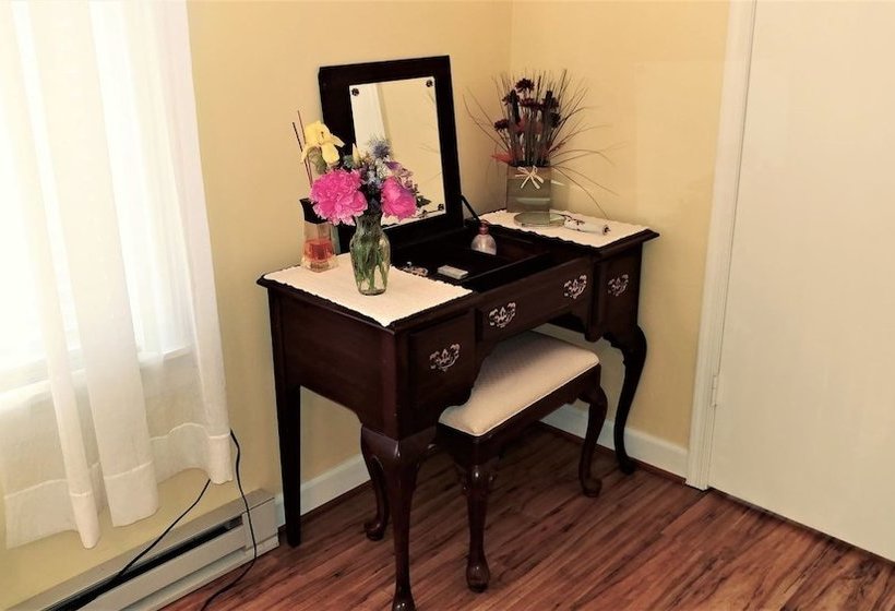 White_fence_english_ivy_cottage