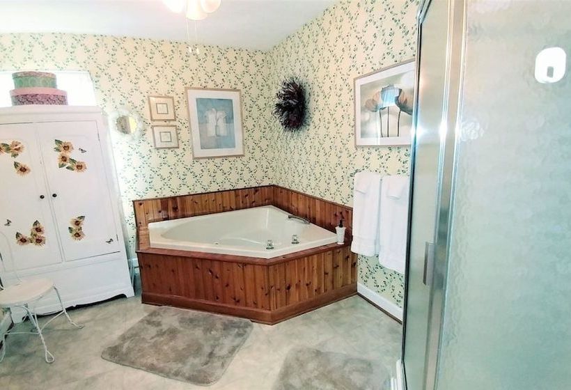 White_fence_english_ivy_cottage