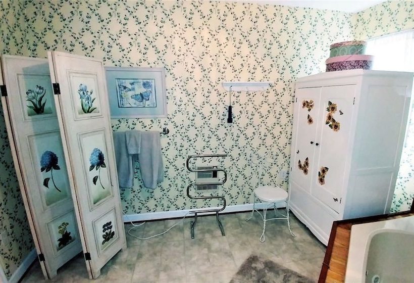 White_fence_english_ivy_cottage