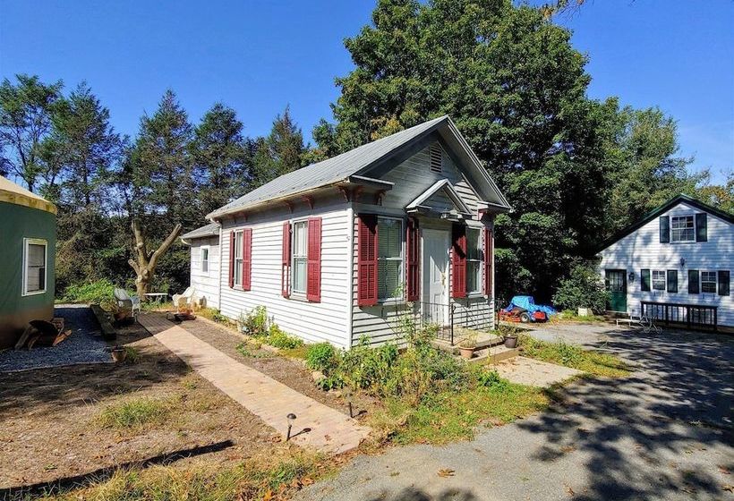 White_fence_english_ivy_cottage