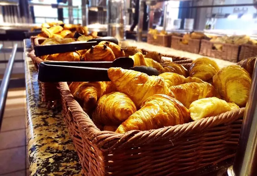 호텔 Campanile Val De France