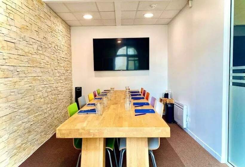 호텔 Campanile Val De France