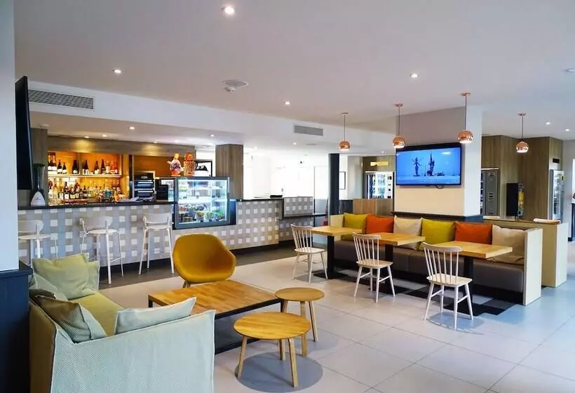 호텔 Campanile Val De France