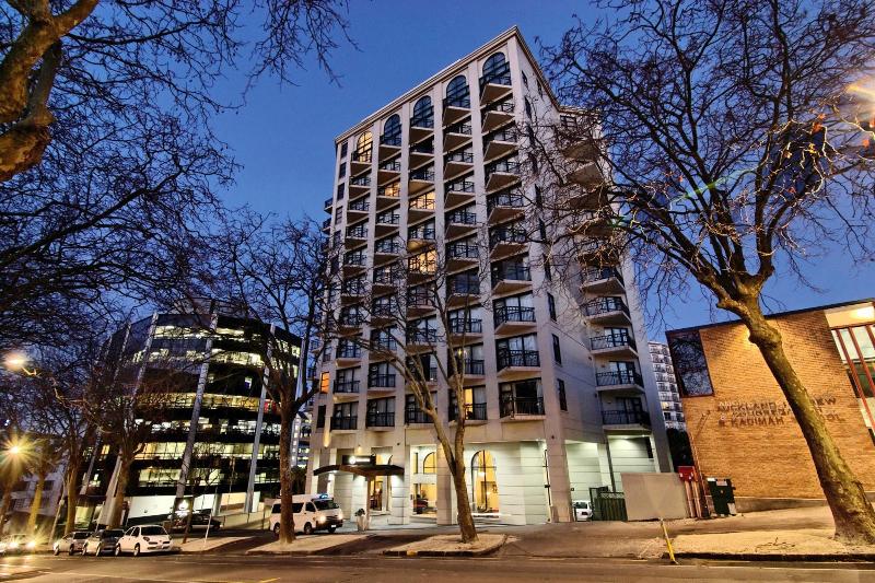 Parkside Hotel & Apartments