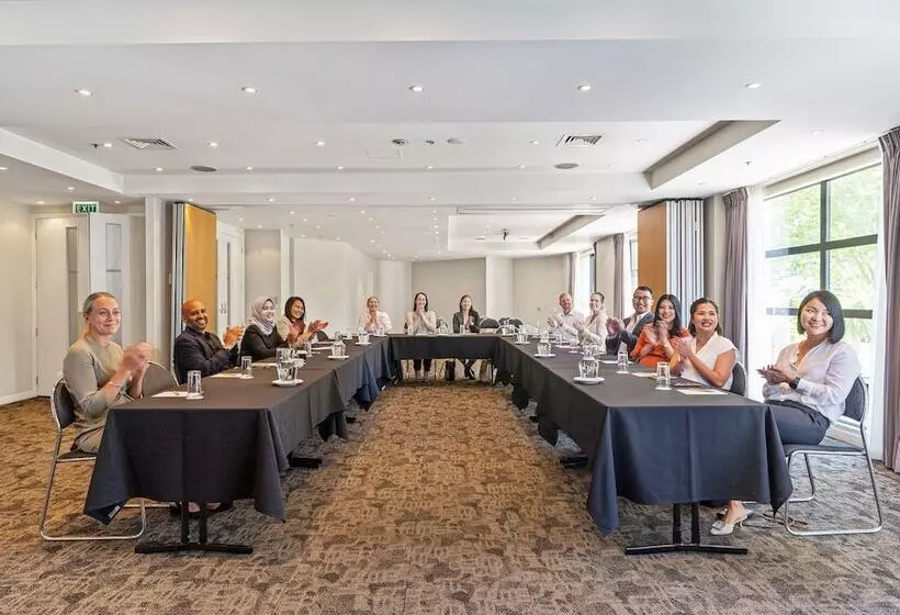 Parkside Hotel & Apartments