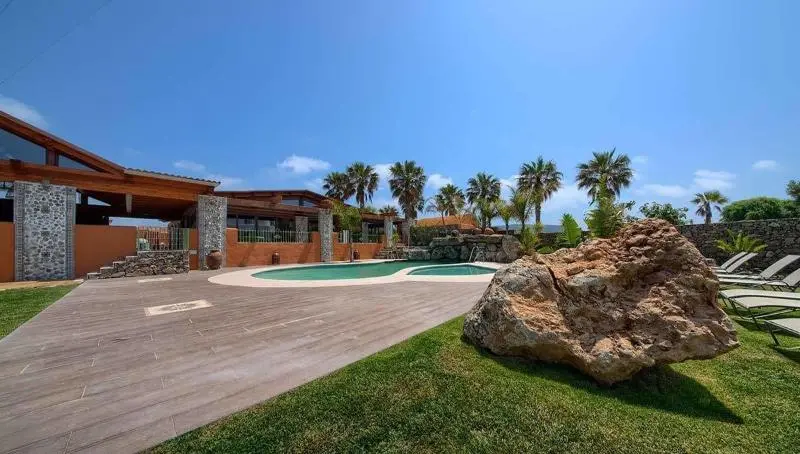 هتل Apartamentos Turisticos Bahia De Trafalgar