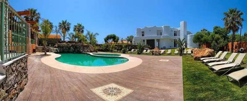 هتل Apartamentos Turisticos Bahia De Trafalgar