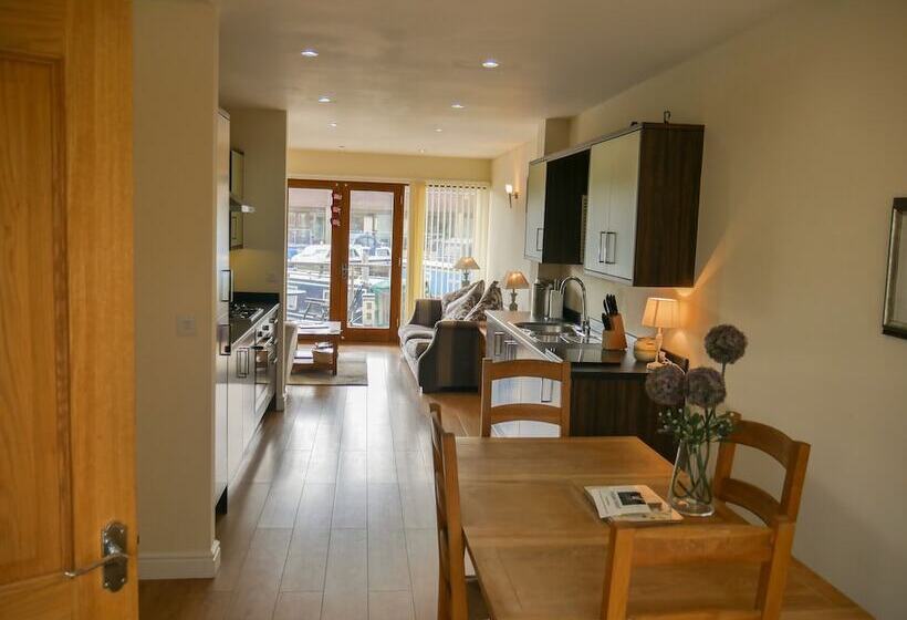 Hotel Tewitfield Marina