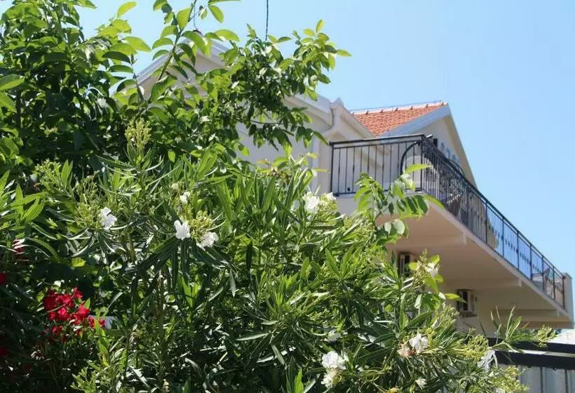 پانسیون Apartments Lustica