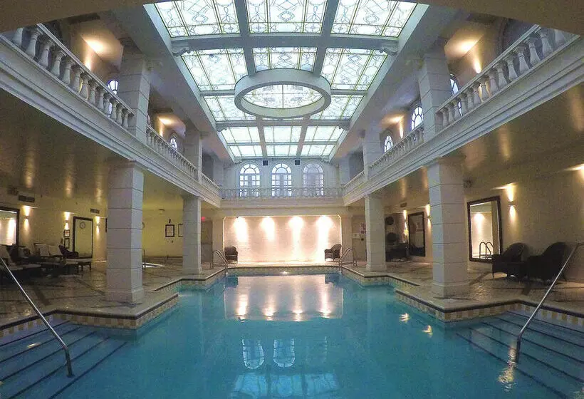 Grand Hotel & Suites