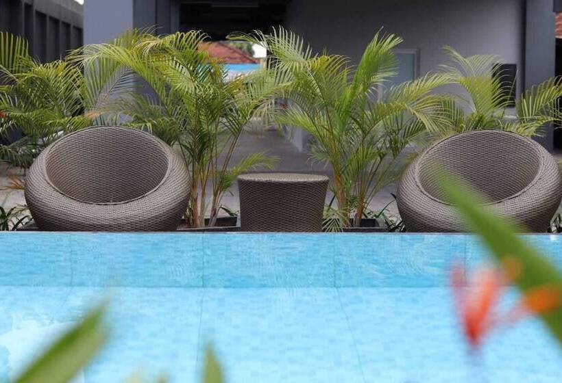 Hotel Front One Inn Kediri